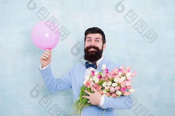 情人节派对。快乐的时髦人士手持郁金香和派对气球。单身派对。节日装饰。庆祝妇女节。生日庆典。结婚纪念日。让聚会开始吧。