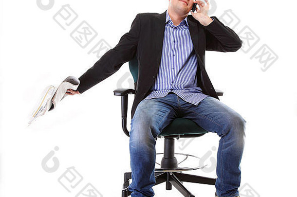一名男子在看<strong>报</strong>纸时，脸上露出惊讶、震惊的表情，电话背景为白色