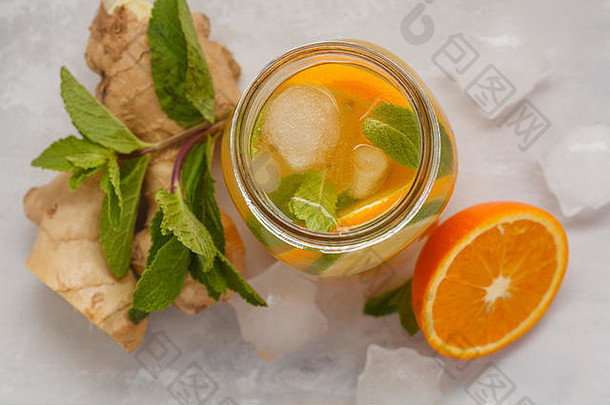 姜橙冰茶加薄荷在玻璃罐中，白色背景，空间。<strong>夏日清爽</strong>饮料概念。