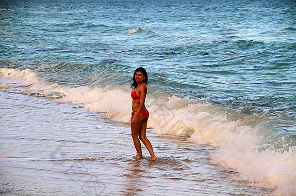 美丽的拉美裔模特在迈阿密海滩尽情享受