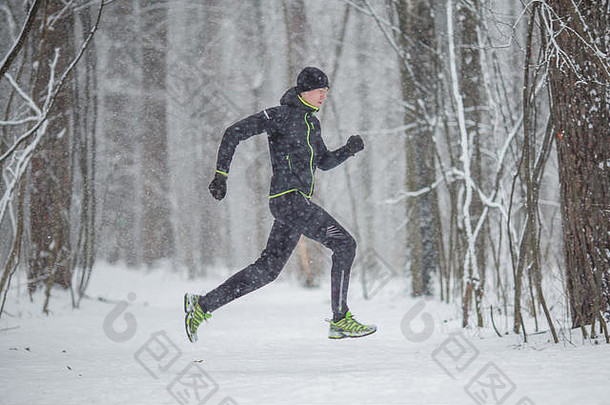 冬季跑步时穿着运动服的男子侧面<strong>照片</strong>