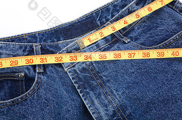 蓝色牛仔裤和尺子，减肥的概念