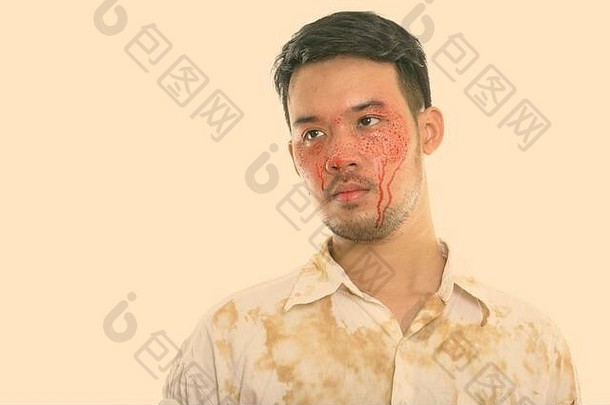 工作室拍摄年轻的疯狂的亚洲男人。思考血脸