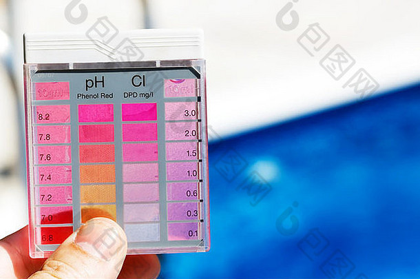 测量氯含量和pH值。池子里有干净的水