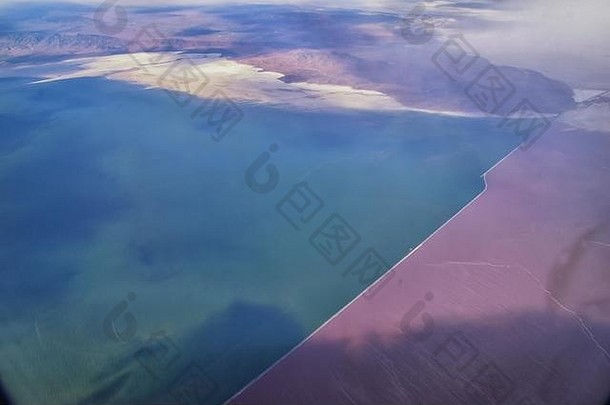 从飞机上俯瞰奥奎尔山脉和羚羊岛的犹他州大盐湖鸟瞰图，麦格纳州图埃勒市，云景<strong>一览</strong>无余。美国