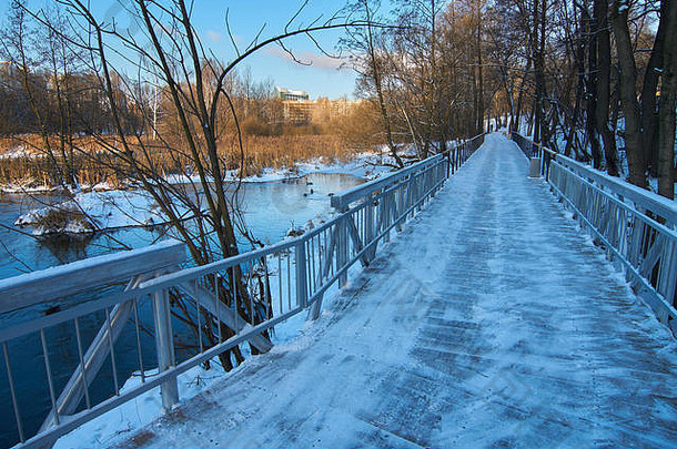 莫斯科巴布什金斯基区<strong>冬季</strong>在尤扎河<strong>上新</strong>建的木制人行道和桥梁