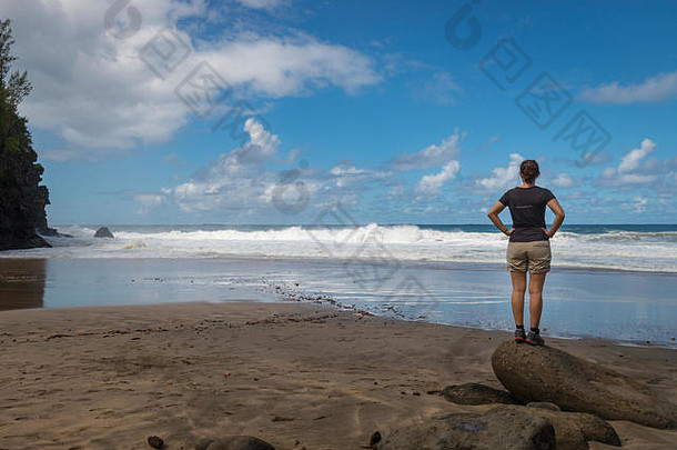 女人看波美丽的危险的哈纳卡皮艾海滩卡拉劳徒步旅行小道夏威夷岛考艾岛美国