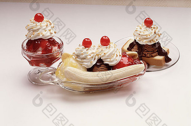 三杯香蕉草莓冰淇淋圣代香草巧克力草莓菠萝樱桃搅打面