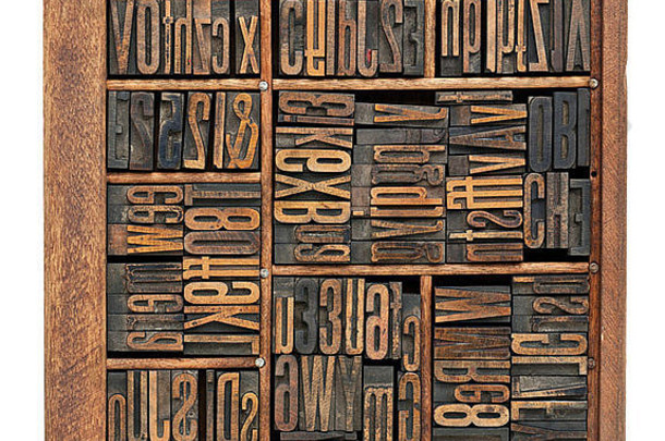 复古木版活版印刷品，在旧盒子中有各种字母、数字、连字（浓缩哥特式字体）的摘要