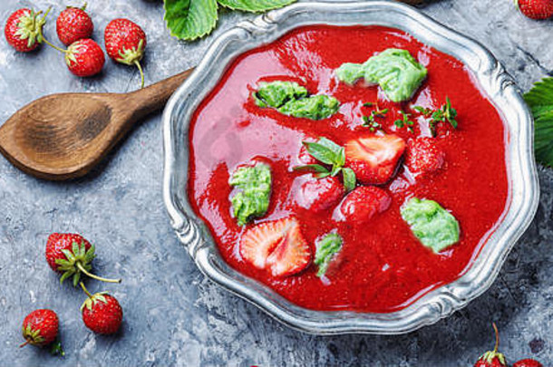 夏日清凉的草莓汤。水果汤。夏季食品。