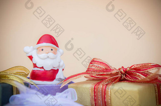 圣诞老人玩偶圣诞背景、礼品盒和空间