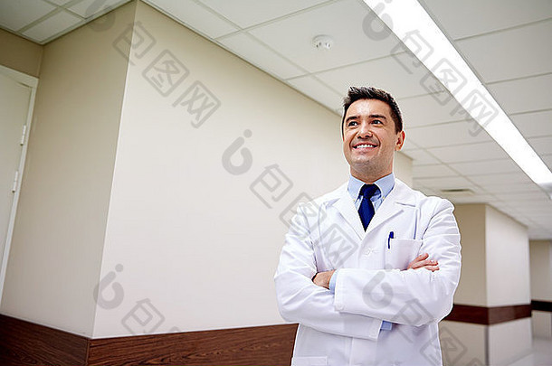 医院走廊微笑的医生