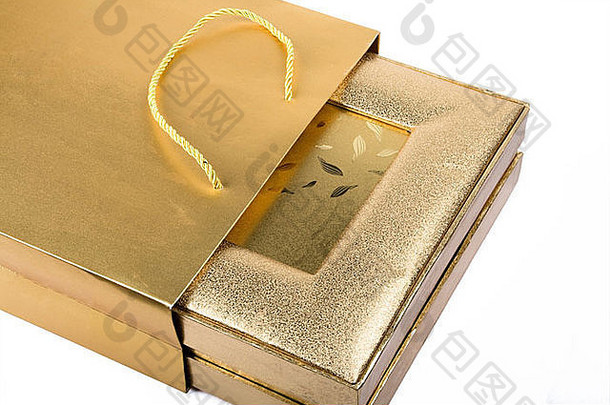 金色闪亮的礼品盒和礼品袋
