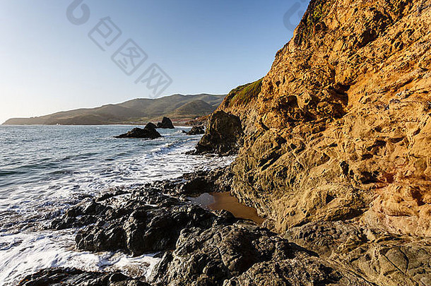 旧金山加利福尼亚海岸线石马林岬角的水边景观和晴天的海浪