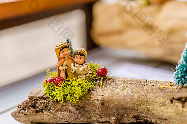 圣母玛利亚和圣约瑟夫在马槽里守护着圣婴耶稣，这是圣诞节耶稣降生的生动场景