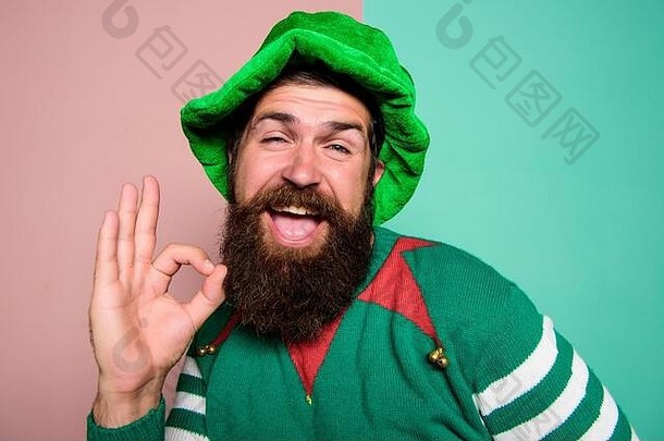 感觉还好。庆祝快乐。留着胡子的快乐男人玩得很开心。爱尔兰啤酒传统。冬<strong>季狂欢</strong>节。爱尔兰酒吧派对。圣帕特里克日。戴着绿色帽子的快乐的留着胡子的时髦人士。圣诞精灵。