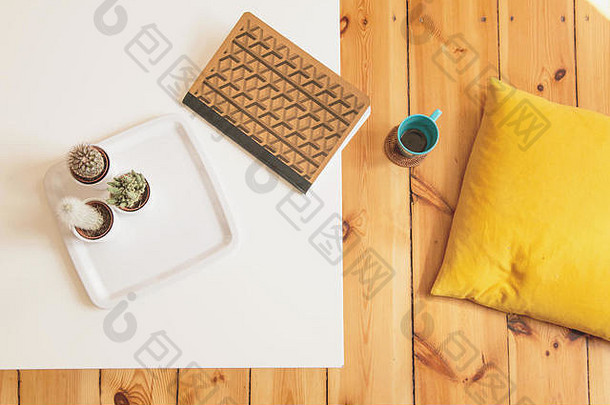 家居室内极简主义客厅咖啡和放松时间木质地板时尚家居白桌子简约设计