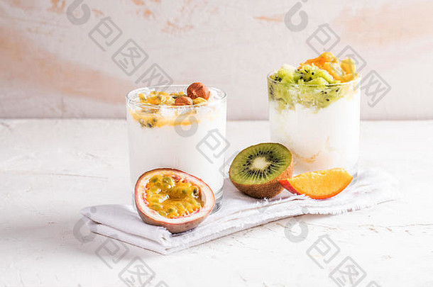 眼镜白色自制的酸奶新鲜的水果泥激情水果猕猴桃芒果站白色厨房餐巾白色变形巴克
