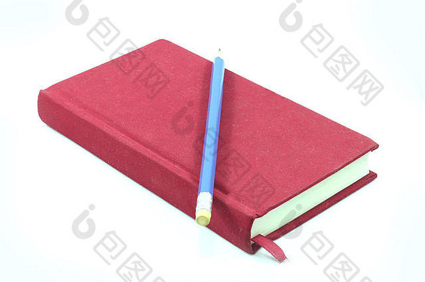 白色背景上的红色笔记本和蓝色铅笔