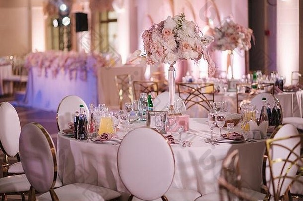 婚礼花束在餐厅的桌子上。粉色和白色的花。玫瑰和绣球花