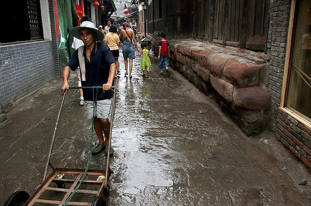 中国重庆磁器口古镇的石板街被雨水打滑