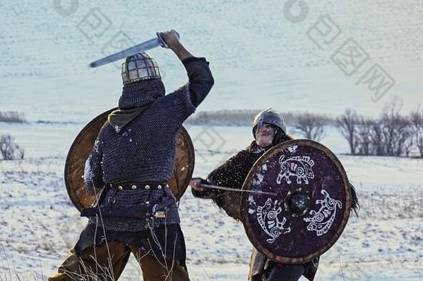 两名维京人在冬季草地上用斧头和盾牌作战。