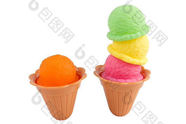 白色背景上的彩色冰淇淋筒玩具