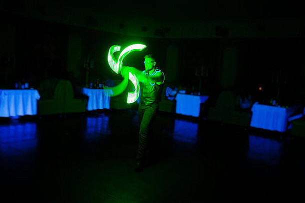 二极管灯在婚礼派对上展示艺术家