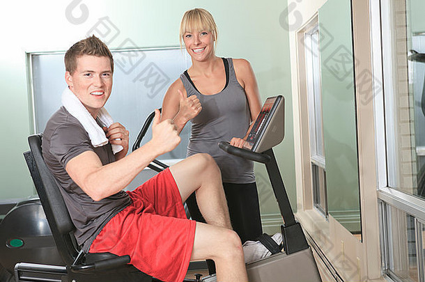 一对年轻的体育情侣在健身房训练