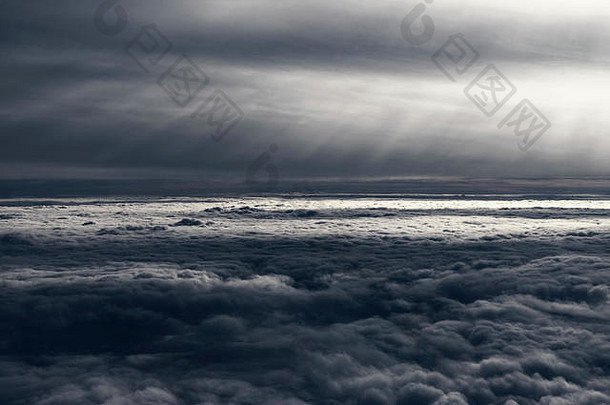 空中视图海灰色的云包围射线光