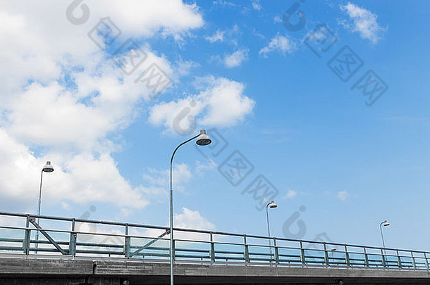 街灯高速公路蓝色的天空云
