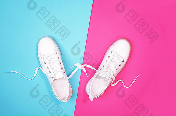 白色运动鞋说谎明亮的霓虹灯颜色蓝色的粉红色的背景