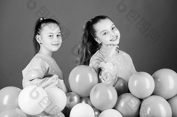 晚会开始了。快乐的孩子们玩气球。用气球庆祝生日。小女孩们玩彩色气球玩得很开心。气球是喜庆的。