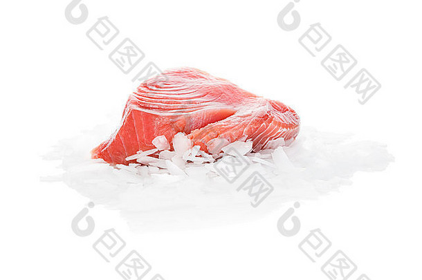 冰上新鲜生金鱼牛排，白色背景。生鱼片寿司。吃新鲜健康的海鲜。