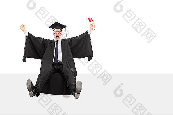 高兴的毕业生拿着文凭坐在白色背景上的一块嵌板上