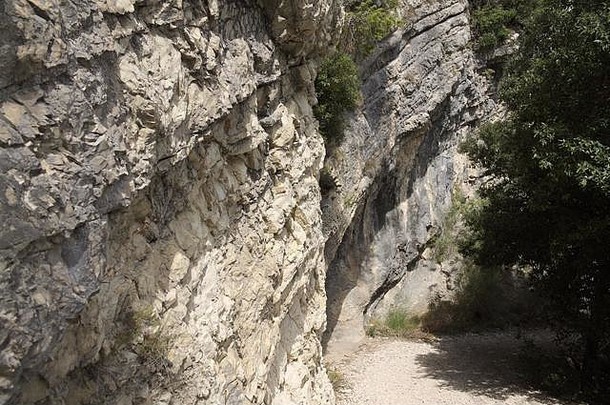 山岩边的小径（意大利马奇，欧洲）