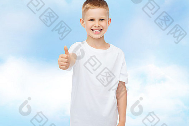 穿着白色空白t恤的微笑小男孩