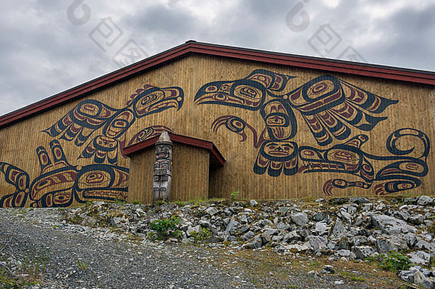 不列颠哥伦比亚省中海岸Klemtu大房子的正面，带有欢迎的雕刻和图腾人物