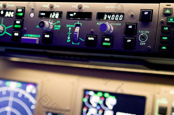 波音777自动驾驶仪面板的特写照片