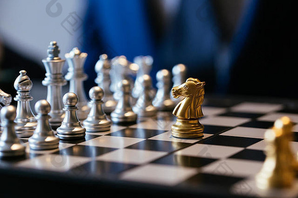 金色骑士与棋盘上的许多银质棋子对弈，背景是商人