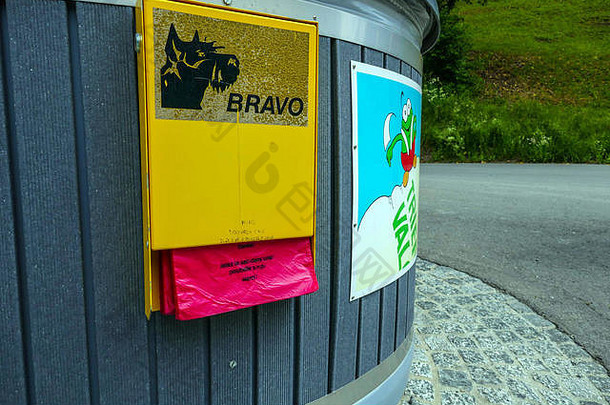 瑞士用于收集和狗屎的免费袋垃圾箱侧面的分配器