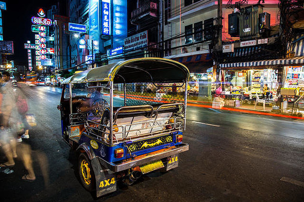 嘟嘟车嘟嘟车晚上的观点唐人街曼谷泰国