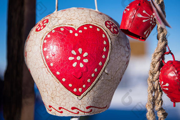 奥地利蒂罗尔冬季传统的牛铃铛作为家庭装饰或礼物