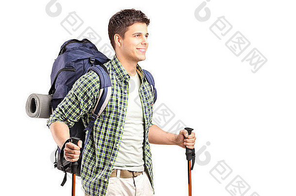 一个背着背包的徒步旅行者拿着<strong>登山杖</strong>，在白色背景上摆出孤立的姿势
