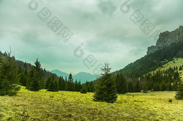 斯洛伐克塔特拉山脉美丽的山口景观。五颜六色<strong>暖春</strong>雾霭看。