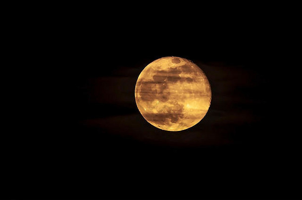 月亮不断上升的东晚上天空北安普顿
