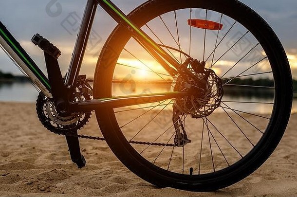 自行车链传输日落