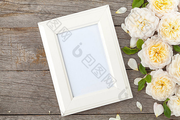 空白照片框架白色玫瑰木表格背景