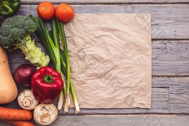 各种新鲜有机蔬菜的俯视图，带有一个空白的棕色纸袋