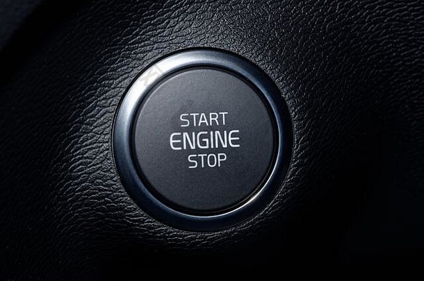 汽车上的按钮启动器。按下此按钮起动发动机。按下此按钮即可停止发动机。